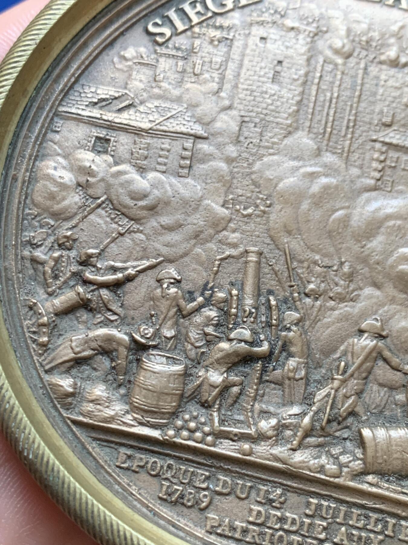 《竞宝斋》第423场 周日，周一，周二  3场连拍 （全场包邮） 围攻巴士底狱单面铜章 92.1克 84mm 顶部有打孔 大直径 品种少见