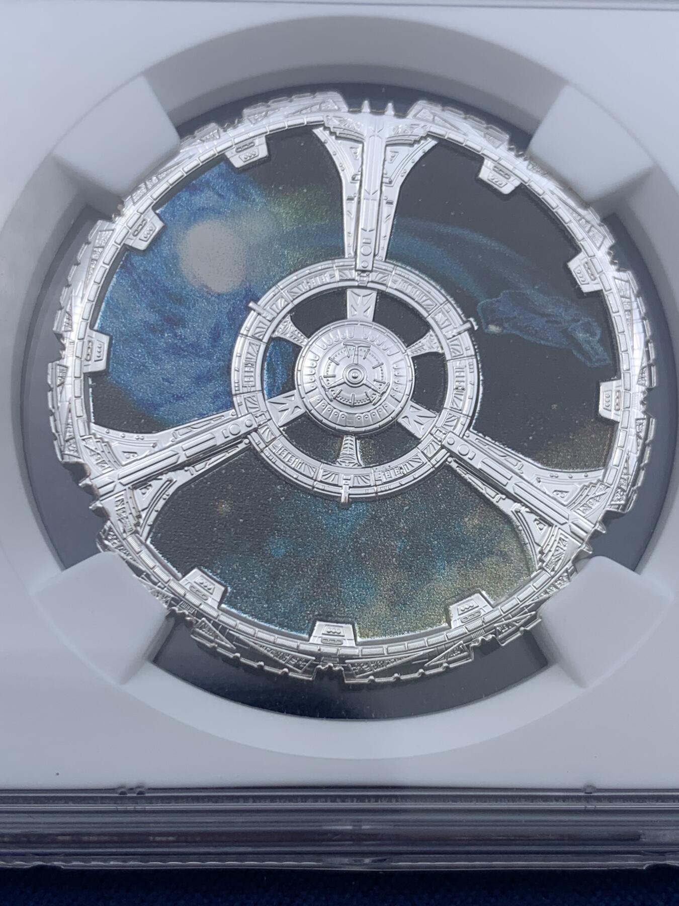 《竞宝斋》第423场 周日，周一，周二  3场连拍 （全场包邮） NGC PF70UC 加拿大2018年星际迷航深空九号星舰20加元异形双面精制彩色银币（30.75克重，9999纯银，36.15MM，全球限量4500枚、盒证齐全）重温科幻经典！80后的集体回忆~