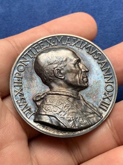 《竞宝斋》第423场 周日，周一，周二  3场连拍 （全场包邮） 原盒 梵蒂冈庇护十二世教皇纪念银章，五彩高浮雕，细节见图，43.8mm，37.1克。