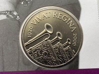 《竞宝斋》第423场 周日，周一，周二  3场连拍 （全场包邮） 英国2006年伊丽莎白二世女王八十寿辰纪念限量邮币封。同题材2006年5英镑克朗型纪念币，皇家礼号，女王万岁。超大设计，黑白经典。