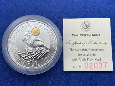 《竞宝斋》第423场 周日，周一，周二  3场连拍 （全场包邮） 澳大利亚 1997年 笑翠鸟 熊猫镶嵌银币 含纯银1盎司999银，镶嵌部分重0.5克黄金，发行1.5万枚，为上海国际钱币展而发行