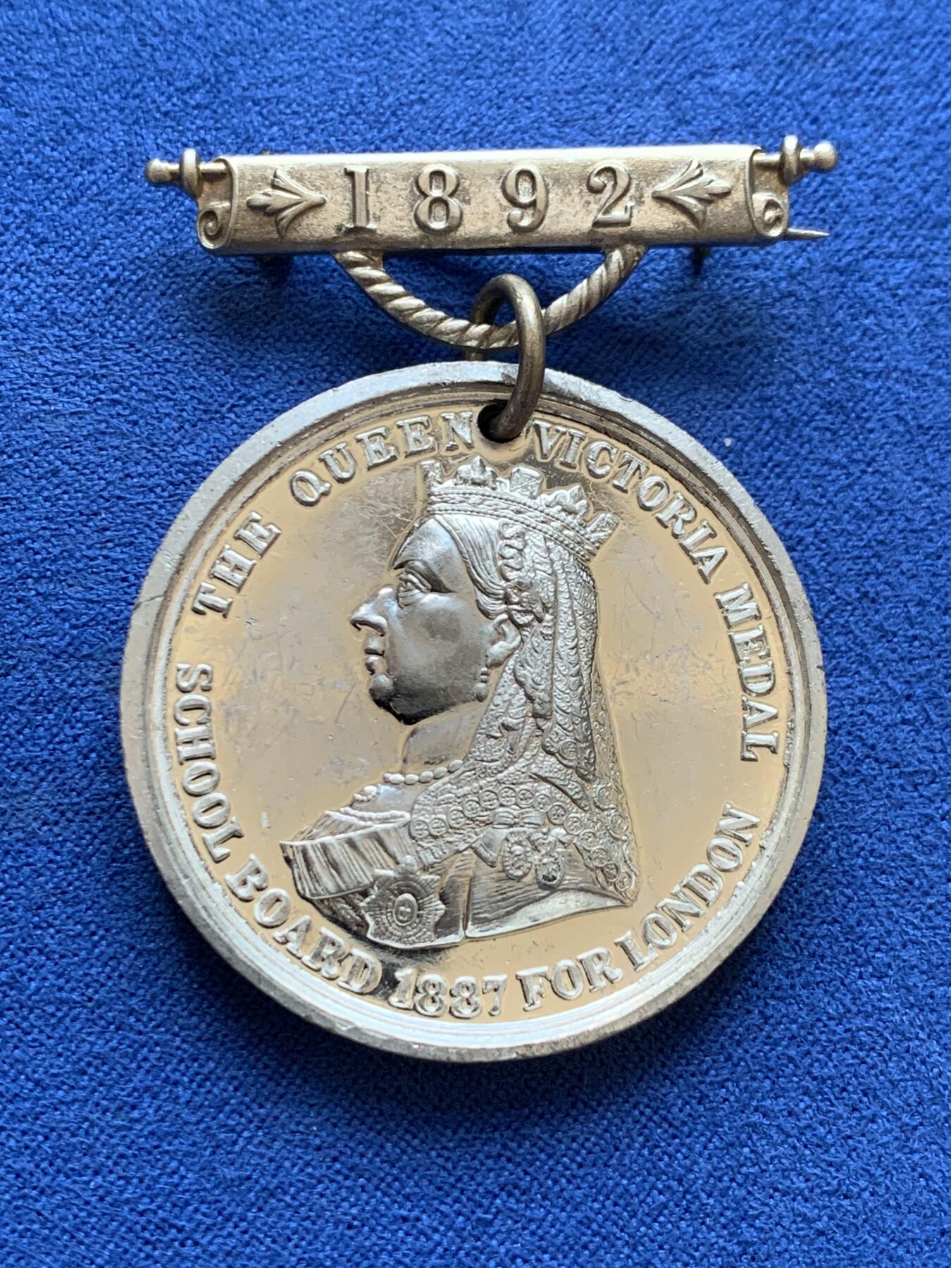 《竞宝斋》第423场 周日，周一，周二  3场连拍 （全场包邮） 英国1892年维多利亚纪念章，WM材质，少见品种，直径：38mm，总重约19.8克。