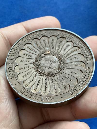 《竞宝斋》第423场 周日，周一，周二  3场连拍 （全场包邮） 英国1865年南伦敦工业工人阶级博览会大铜章 72.9克 50.6mm