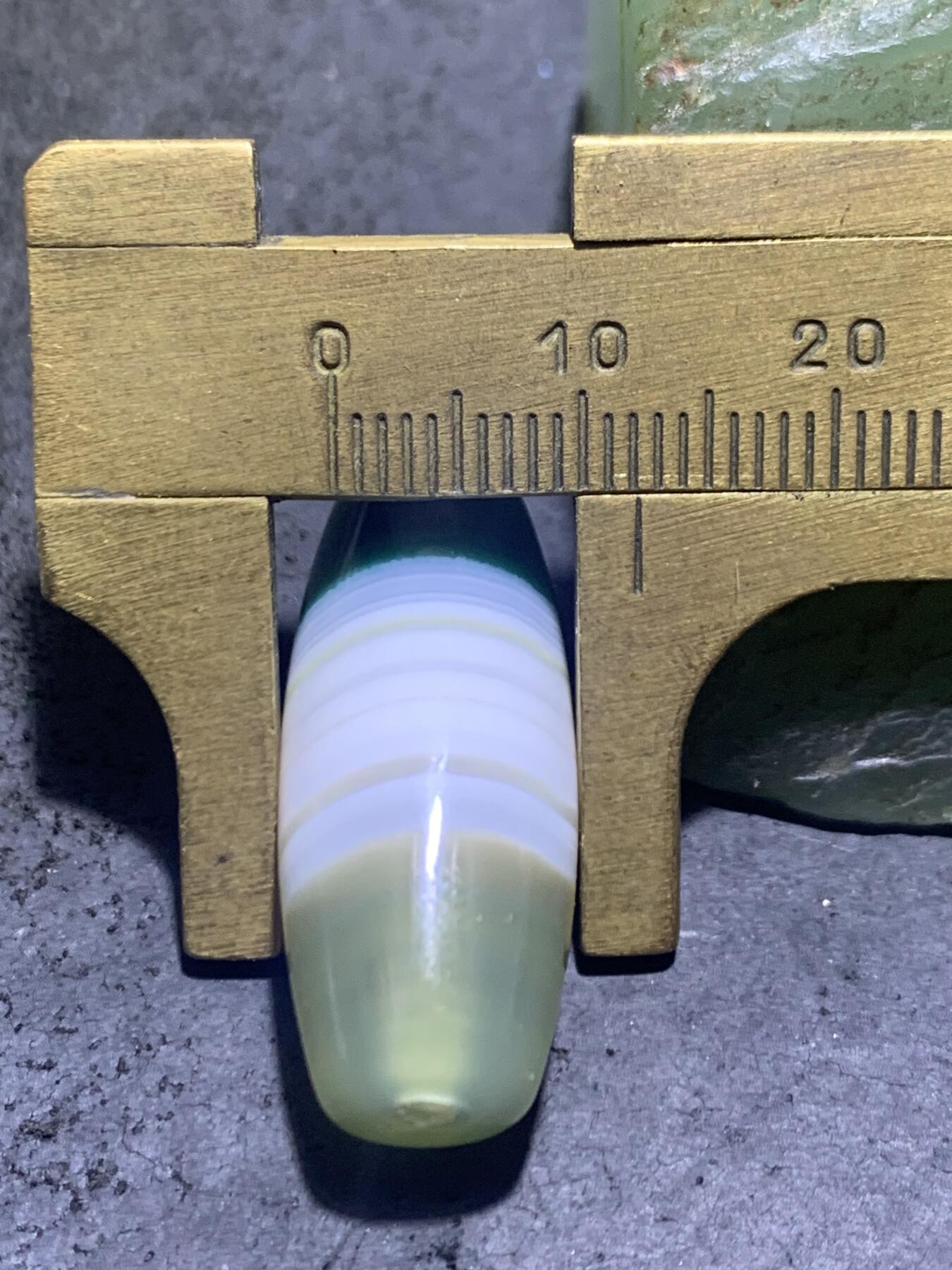 精美冰透高玉化瓷白绿双色缠丝玛瑙桶珠一颗