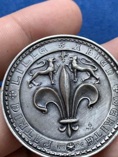 《竞宝斋》第423场 周日，周一，周二  3场连拍 （全场包邮） 法国里尔国家重大贡献奖章，看着像是镀银材质，直径40.5mm，重量38.5克。