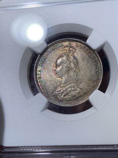 《竞宝斋》第423场 周日，周一，周二  3场连拍 （全场包邮） NGC MS63 英国1887年 维多利亚女王1先令银币，欧洲老藏家百年收藏，长期储存形成的欧洲五彩包浆，双面色泽皆美丽动人，63分里的极品，姹紫嫣红。