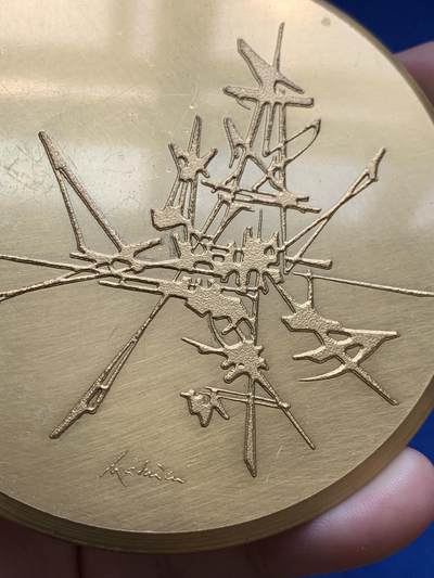 《竞宝斋》第423场 周日，周一，周二  3场连拍 （全场包邮） 名家乔治马蒂厄作【无题】大铜章  乔治马蒂厄 抽象派大师 240.5克 85mm