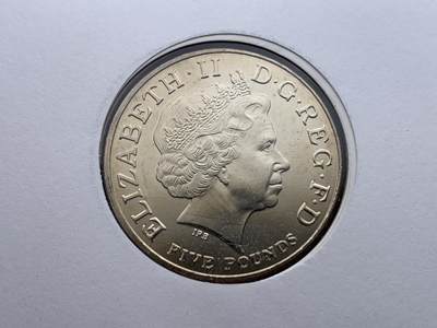 《竞宝斋》第423场 周日，周一，周二  3场连拍 （全场包邮） 英国2006年伊丽莎白二世女王八十寿辰纪念限量邮币封。同题材2006年5英镑克朗型纪念币，皇家礼号，女王万岁。超大设计，黑白经典。