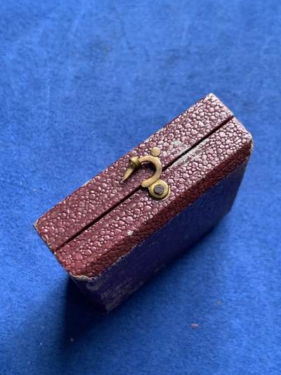 《竞宝斋》第423场 周日，周一，周二  3场连拍 （全场包邮） 法国1927年巴黎第十一区学校基金纪念铜章 13.6克 33.5mm 三角铜标 带盒