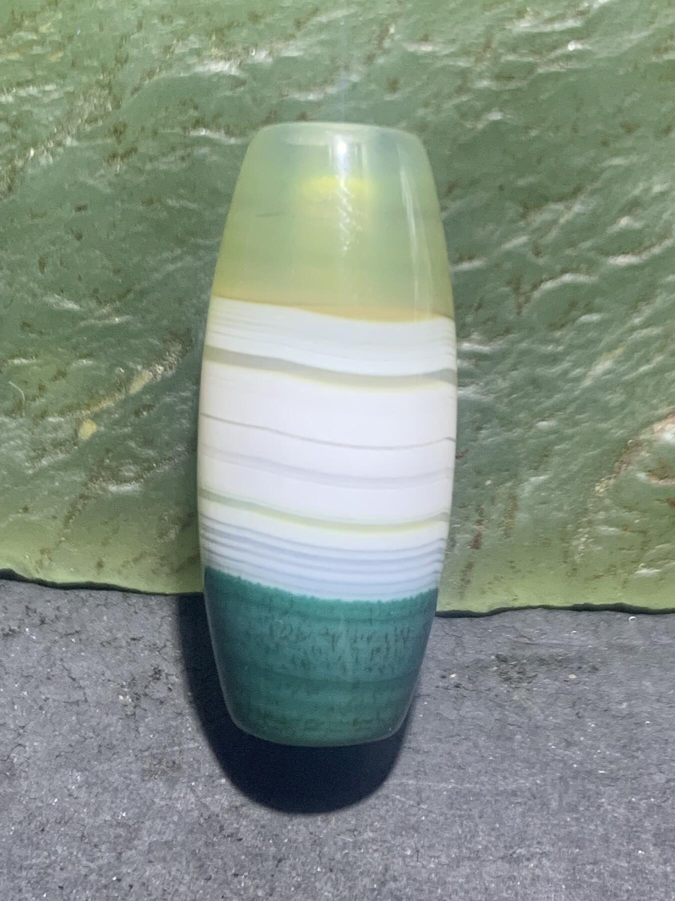 精美冰透高玉化瓷白绿双色缠丝玛瑙桶珠一颗