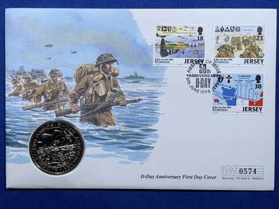 《竞宝斋》第423场 周日，周一，周二  3场连拍 （全场包邮） 英国奥尔德尼岛1994年诺曼底登陆50周年纪念限量邮币封，同题材1994年奥尔德尼岛2镑克朗纪念币。军史题材，核心事件。极为少见的2英镑面值奥尔德尼克朗币。