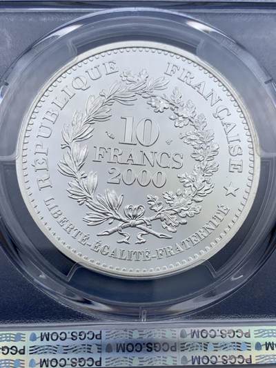 《竞宝斋》第423场 周日，周一，周二  3场连拍 （全场包邮） 冠军分 PCGS PR69DCAM 法国2000年10法郎银币，发行量仅1662枚，克劳斯目录未记录出谱品种，正面采用特殊工艺有别于普通精制工艺，图案为在1360年，为了筹集资金以赎回被英军俘虏的国王法约翰二世(Jeanllle Bon)，国首次发行的法郎--骑马法郎(franc à cheval)PCGS唯一评级记录。