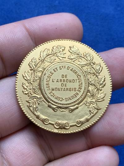 《竞宝斋》第423场 周日，周一，周二  3场连拍 （全场包邮） 法国园艺协会镀金铜章 22.4克 36.8mm 三角边铭 带小圆盒