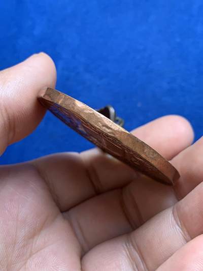 《竞宝斋》第423场 周日，周一，周二  3场连拍 （全场包邮） 法国1896年埃斯丁射击协会大尺寸奖章，直径47mm，带环重约49.2克。历经岁月，边有磕碰，细节见图。