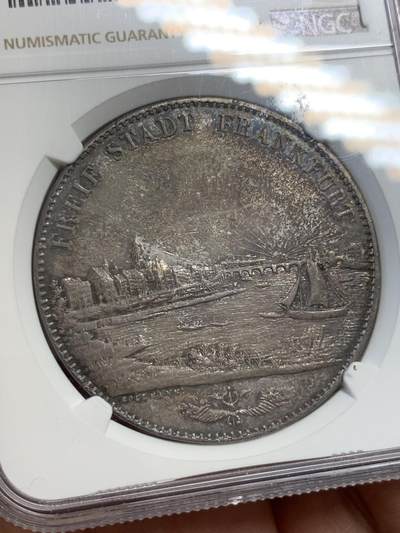 《竞宝斋》第423场 周日，周一，周二  3场连拍 （全场包邮） NGC AU55 德国1844年法兰克福城市景观2泰勒银币，高点细节很好，正面底板欧陆灰包浆，略带五彩，背面镜面底板，五彩包浆，1844是末年和小特年，55分以上仅10枚，评级数量很少。