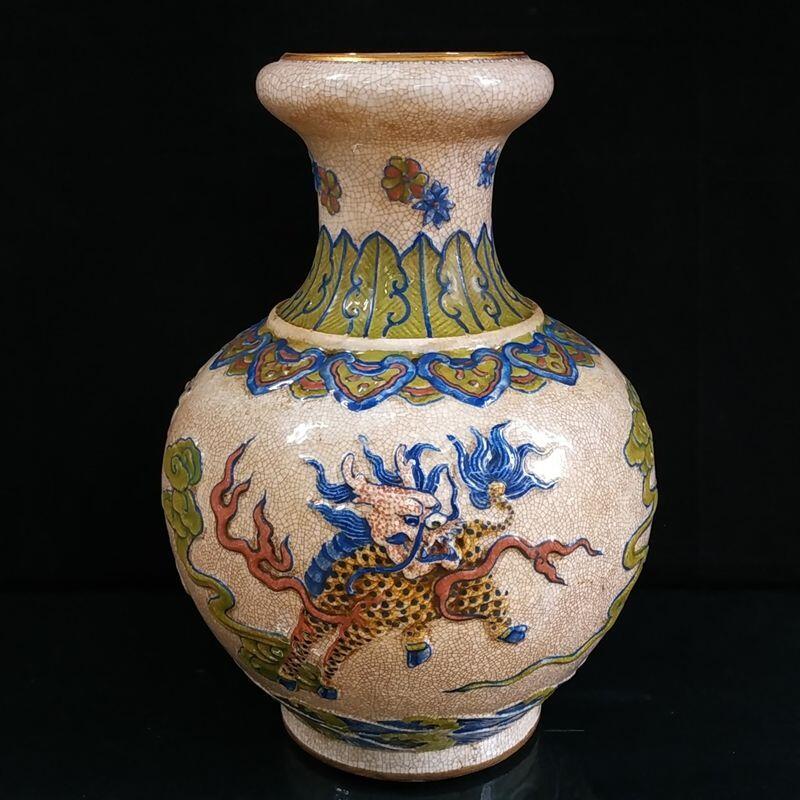 精品老瓷器专场 粉彩手工浮雕麒麟图开片描金蒜头瓶