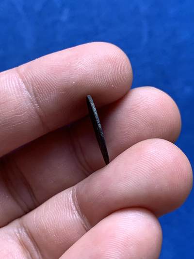 《竞宝斋》第423场 周日，周一，周二  3场连拍 （全场包邮） 1797年西属智利1/2里亚尔银币，比起墨西哥、秘鲁、玻利维亚来说，智利银币的发行量是仅次于哥伦比亚第二稀少的地区，存世量更是稀少。正面：卡洛斯四世胸像，下方纪年铭文：CAROLUS IIII DEI GRATIA（卡洛斯四世·承神恩）背面：皇冠盾徽与海格力斯柱。铭文：HISPAN ET IND REX（西班牙与西印度群岛国王）So/智利圣迭戈厂标，FJ/验金师字母缩写。状态如图，原包浆未清洗，人