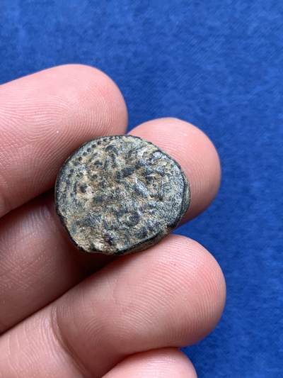 《竞宝斋》第423场 周日，周一，周二  3场连拍 （全场包邮） 古希腊塞琉古王朝宙斯铜币 ，公元前一世纪皮埃里亚安条克城地区打制，正面：宙斯头像，背面：宙斯手托胜利女神奈基座像。数据约：18.2毫米，6.8克。状态如图，难得未清洗，底板光洁，细节很好，有较大清理空间。