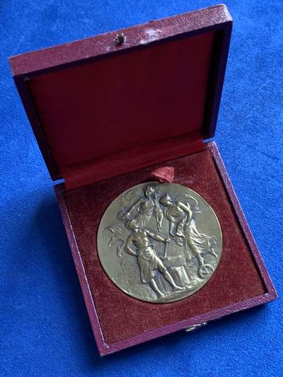 《竞宝斋》第423场 周日，周一，周二  3场连拍 （全场包邮） 法国国家建筑与采石业联盟纪念铜章 带盒 59.1克 50.3mm