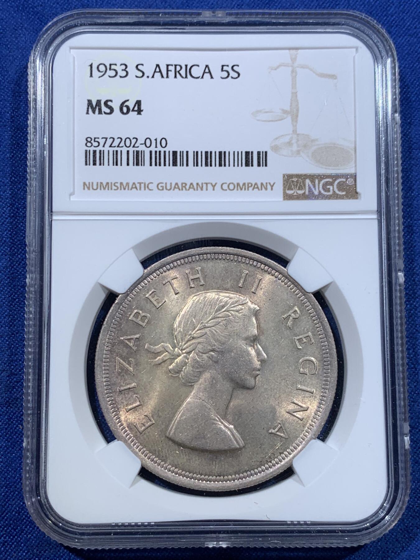 《竞宝斋》第423场 周日，周一，周二  3场连拍 （全场包邮） NGC MS64 南非1953年伊丽莎白二世1克朗大银币，加冕首年。流通版的高分比精铸版更少见。双面淡金彩，十字转光，状态很赞。