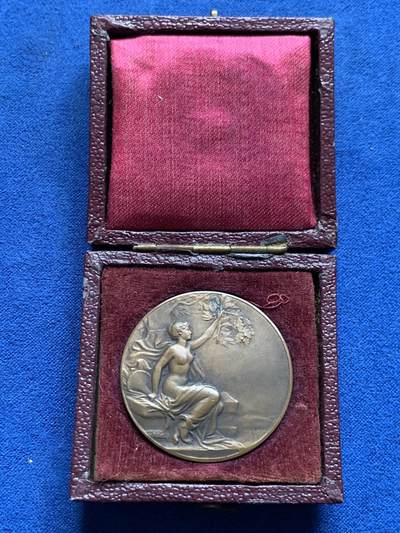 《竞宝斋》第423场 周日，周一，周二  3场连拍 （全场包邮） 法国1927年巴黎第十一区学校基金纪念铜章 13.6克 33.5mm 三角铜标 带盒