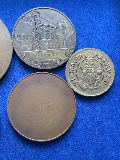 《竞宝斋》第423场 周日，周一，周二  3场连拍 （全场包邮） 五枚一组 外国纪念铜章 41.2mm-75mm 总重约382.5克