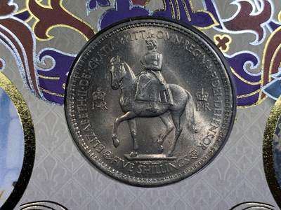 《竞宝斋》第423场 周日，周一，周二  3场连拍 （全场包邮） 英国2000年伊丽莎白二世女王加冕至今纪念。嵌入英系克朗币代表作之一，1953年伊二女王登基纪念5先令克朗型币。极奢华超大幅设计，简直是对这枚代表克朗的最佳封装方式，超越任何评级封装。英系克朗币玩家不可错过的一封。