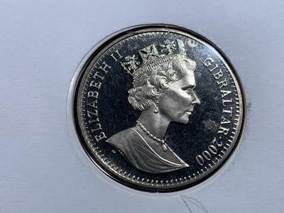 《竞宝斋》第423场 周日，周一，周二  3场连拍 （全场包邮） 英国直布罗陀2000年威廉王子18岁生日纪念限量邮币封，嵌入2000年英国直布罗陀同题材纪念克朗币。超大设计，王子朝气。