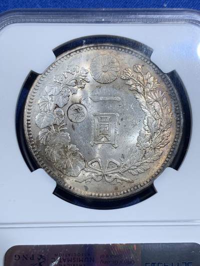 《竞宝斋》第423场 周日，周一，周二  3场连拍 （全场包邮） NGC UNC 日本明治二十八年1895左丸银龙洋银币 黄油包浆，龙面环彩。没有此品种常见的环境污染