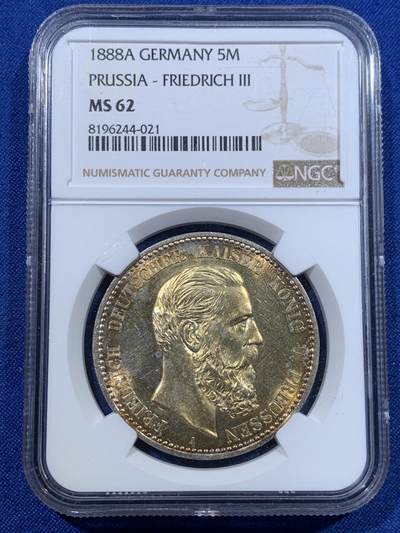 《竞宝斋》第423场 周日，周一，周二  3场连拍 （全场包邮） NGC MS62 德国1888年三皇之年腓特烈三世短翅流通5马克银币 金彩转光
