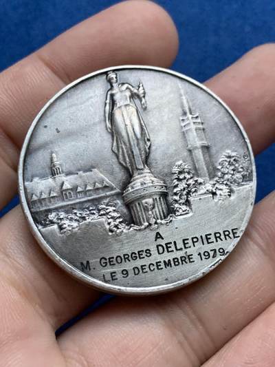 《竞宝斋》第423场 周日，周一，周二  3场连拍 （全场包邮） 法国里尔国家重大贡献奖章，看着像是镀银材质，直径40.5mm，重量38.5克。