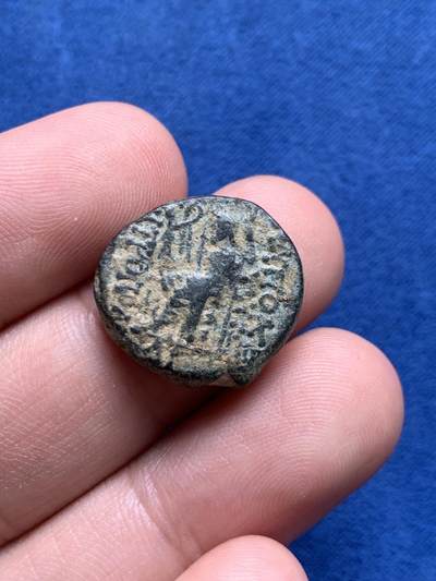 《竞宝斋》第423场 周日，周一，周二  3场连拍 （全场包邮） 古希腊塞琉古王朝宙斯铜币 ，公元前一世纪皮埃里亚安条克城地区打制，正面：宙斯头像，背面：宙斯手托胜利女神奈基座像。数据约：18.2毫米，6.8克。状态如图，难得未清洗，底板光洁，细节很好，有较大清理空间。