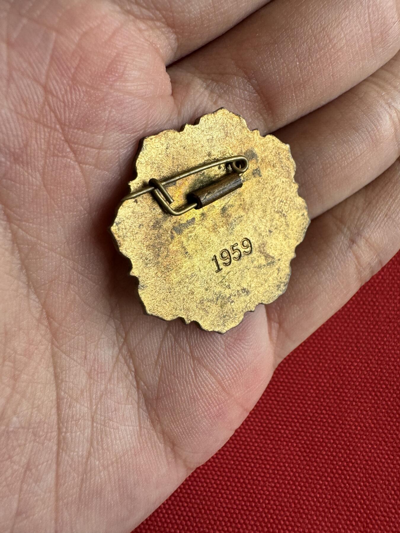 五哥徽章群   29号周一晚上八点4群联拍 1959年