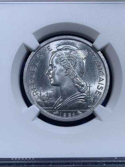 《竞宝斋》第423场 周日，周一，周二  3场连拍 （全场包邮） 两枚一组 NGC MS65/63 1964科摩罗2/1法郎 少见铝币 高分不易 图案富有法属风情 可藏 细节见图