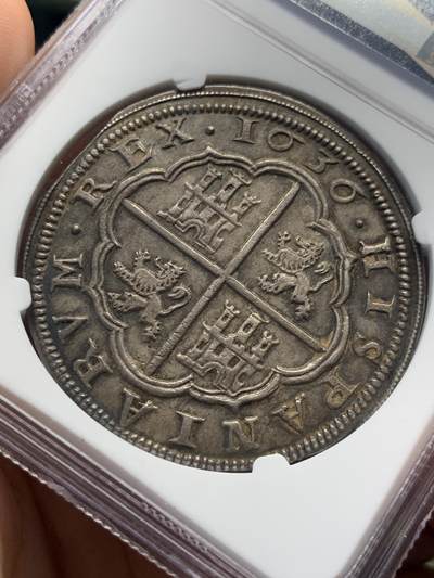 《竞宝斋》第423场 周日，周一，周二  3场连拍 （全场包邮） NGC MS63 西班牙塞哥维亚1636年菲利普四世8R大银币 原色包浆 此币铸打精细准确，出自声名显赫的塞哥维亚皇家造币厂 多个世纪积累下来的窑藏包浆饱满浓厚，泛映着闪烁底光 ，伴随西班牙帝国往昔的荣光记忆，续写着近四百年的传奇，本枚于22年底HA就曾以22800美金成交, 西属顶级藏家之选