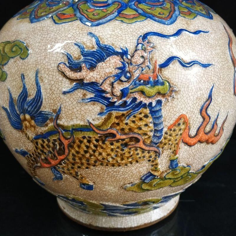 精品老瓷器专场 粉彩手工浮雕麒麟图开片描金蒜头瓶