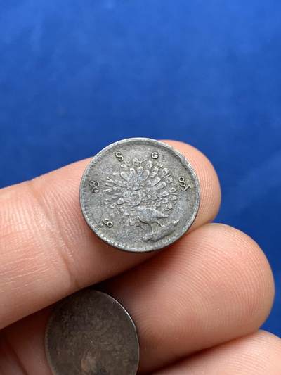 《竞宝斋》第423场 周日，周一，周二  3场连拍 （全场包邮） 两枚一组 缅甸 1852年 孔雀 1/8kyat（1mu），小孔雀比大的更加稀少，其中一枚币坯偏打，细节见图