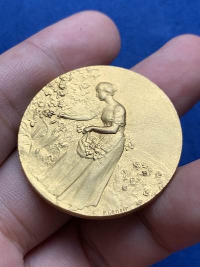 《竞宝斋》第423场 周日，周一，周二  3场连拍 （全场包邮） 法国园艺协会镀金铜章 22.4克 36.8mm 三角边铭 带小圆盒