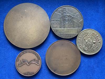 《竞宝斋》第423场 周日，周一，周二  3场连拍 （全场包邮） 五枚一组 外国纪念铜章 41.2mm-75mm 总重约382.5克
