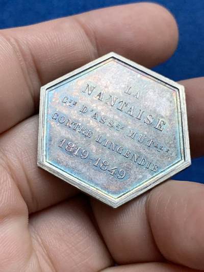 《竞宝斋》第423场 周日，周一，周二  3场连拍 （全场包邮） 1849年南特火灾保险六角银质代币 品相佳，直径：31.5mm，重：11.45g，丰饶角边铭。