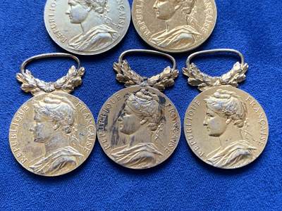 《竞宝斋》第423场 周日，周一，周二  3场连拍 （全场包邮） 五枚一组 法国镀金银质功勋章 总重约61.7克 26.9-29mm