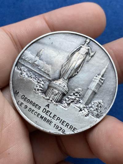 《竞宝斋》第423场 周日，周一，周二  3场连拍 （全场包邮） 法国里尔国家重大贡献奖章，看着像是镀银材质，直径40.5mm，重量38.5克。