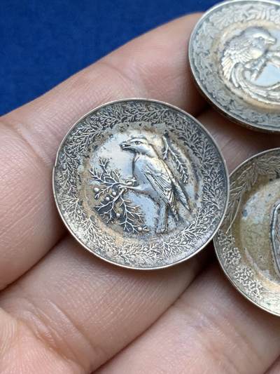 《竞宝斋》第424场 周日，周一，周二  3场连拍 （全场包邮） 三枚一组 法国私人定制鸟类银章 带有80%含银量银标 总重约13.2克 25.8mm