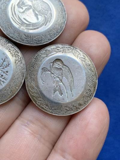 《竞宝斋》第424场 周日，周一，周二  3场连拍 （全场包邮） 三枚一组 法国私人定制鸟类银章 带有80%含银量银标 总重约13.2克 25.8mm