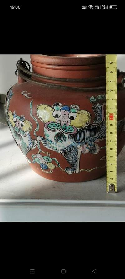清代狮子图案紫砂壶一个，画工精致漂亮，有爆皮无冲线，品相良好如图 - 清代狮子图案紫砂壶一个，画工精致漂亮，有爆皮无冲线，品相良好如图