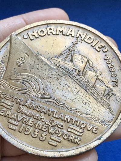《竞宝斋》第424场 周日，周一，周二  3场连拍 （全场包邮） 1935法国诺曼底号邮轮铜章 169克 67.5mm