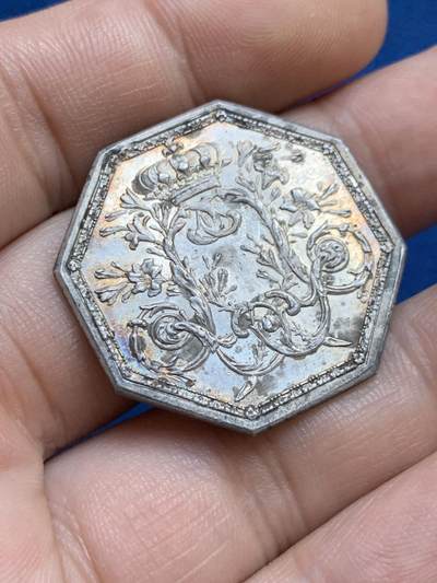 《竞宝斋》第424场 周日，周一，周二  3场连拍 （全场包邮） 法国17XX年路易十六皇家宝藏八角银质代币，原铸无边铭，31.6mm，11.4克