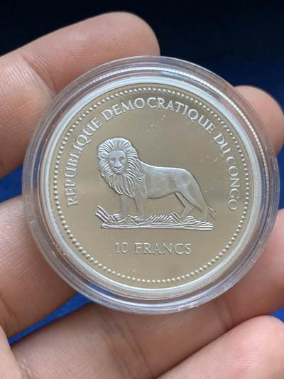 《竞宝斋》第424场 周日，周一，周二  3场连拍 （全场包邮） 刚果2005年教皇本笃十六世访问科隆10法郎银币，925银镶嵌镀24K金银珠（其中有掉落），25克，直径38.61，发行量5000枚，细节见图。