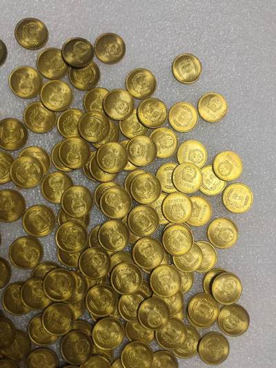 洪涛臻品批发群 精选邮票限时拍卖第1119期  8101卷拆原光20枚一组 边齿干净清爽无黑点。 币面轻微氧化如图，拍品实图，20枚一组为一拍，潜力品种，喜欢不要错过