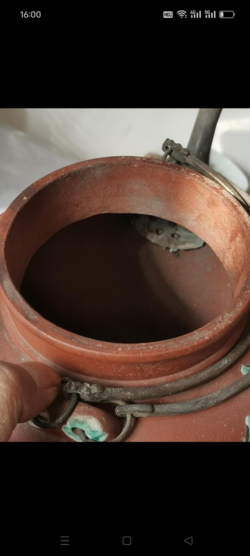 清代狮子图案紫砂壶一个，画工精致漂亮，有爆皮无冲线，品相良好如图